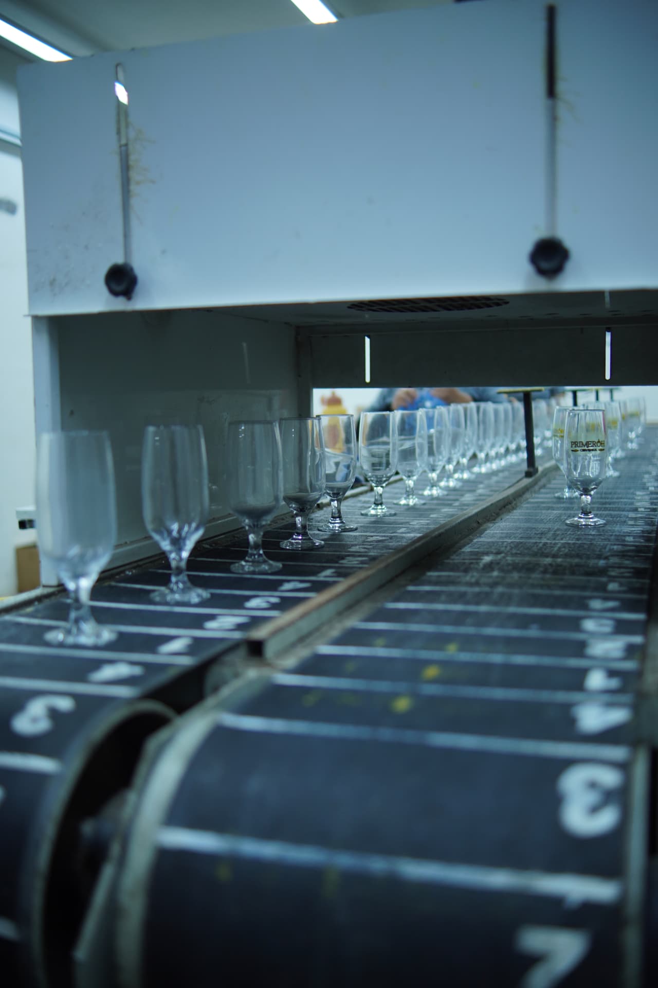 Taças personalizadas saindo da estufa de cura na fábrica da GLASSRAL